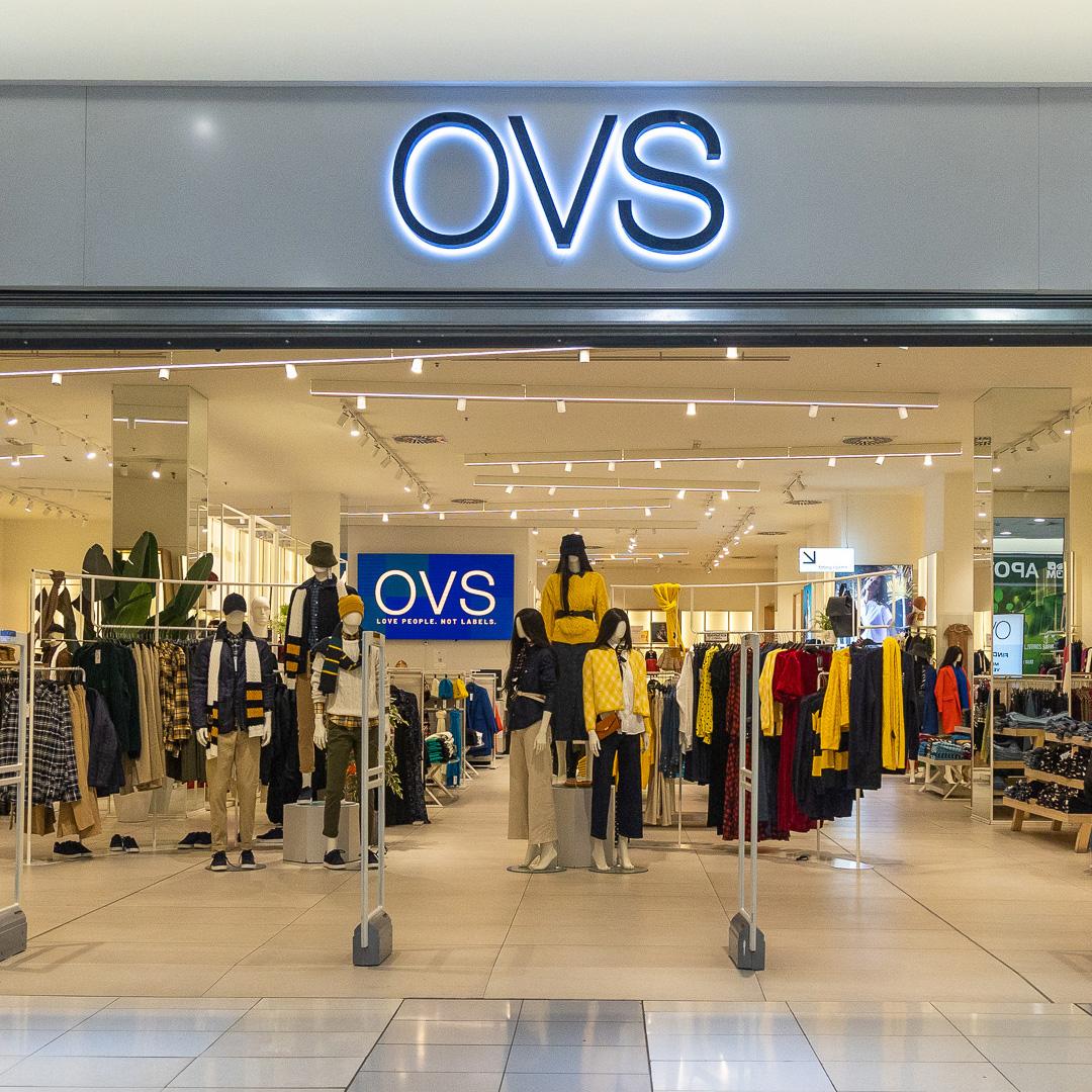 Prodavac u maloprodajnom objektu OVS u TC Big Fashion